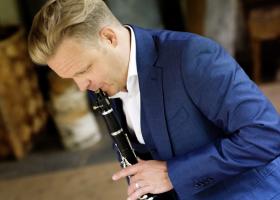 Christoffer Sundqvist klarinetin kanssa