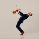 Pekka Niemi esittää ONEVIOLIN nimellä hittikappaleita viululla